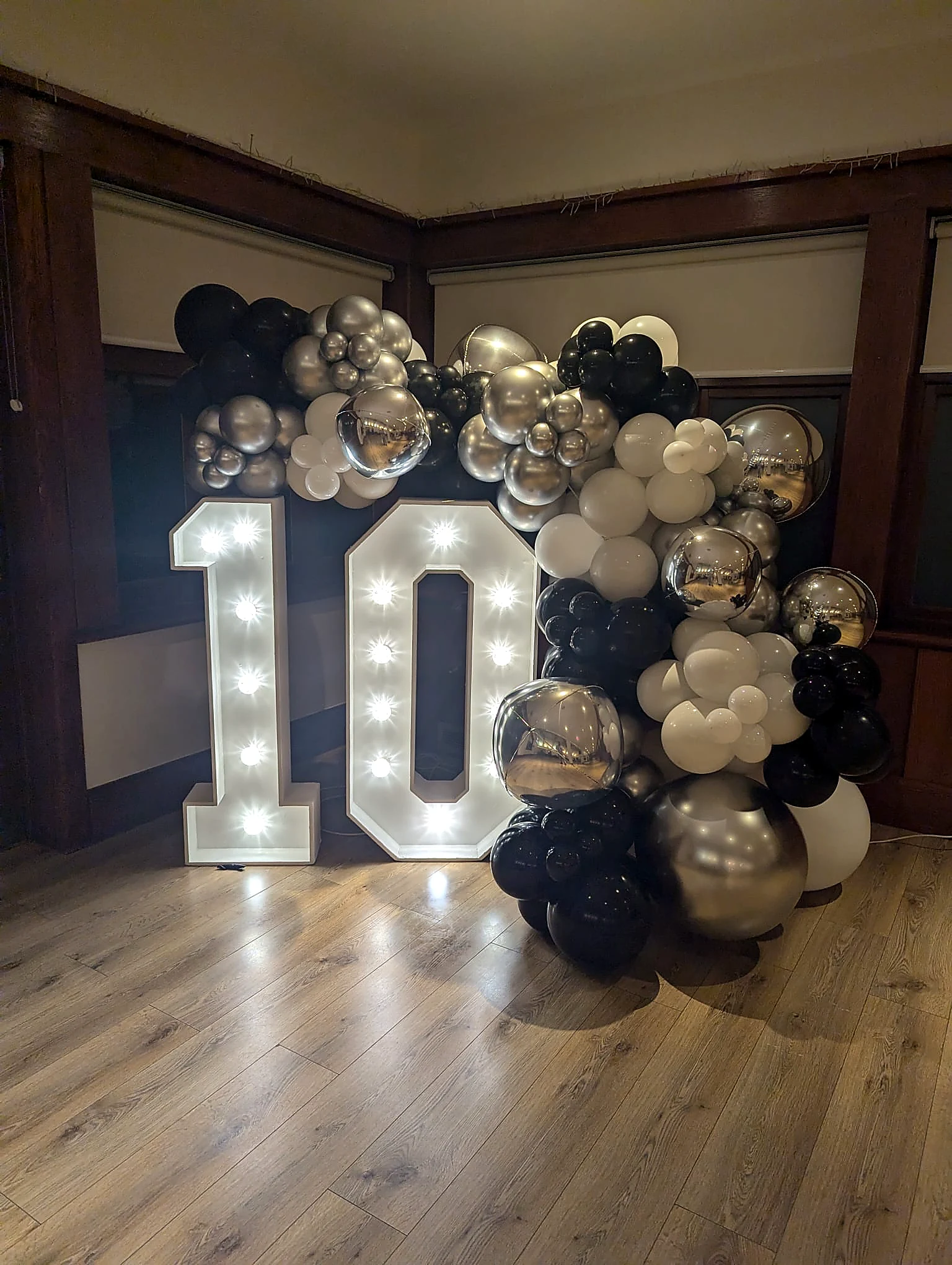 10 light up numbers with balloon display